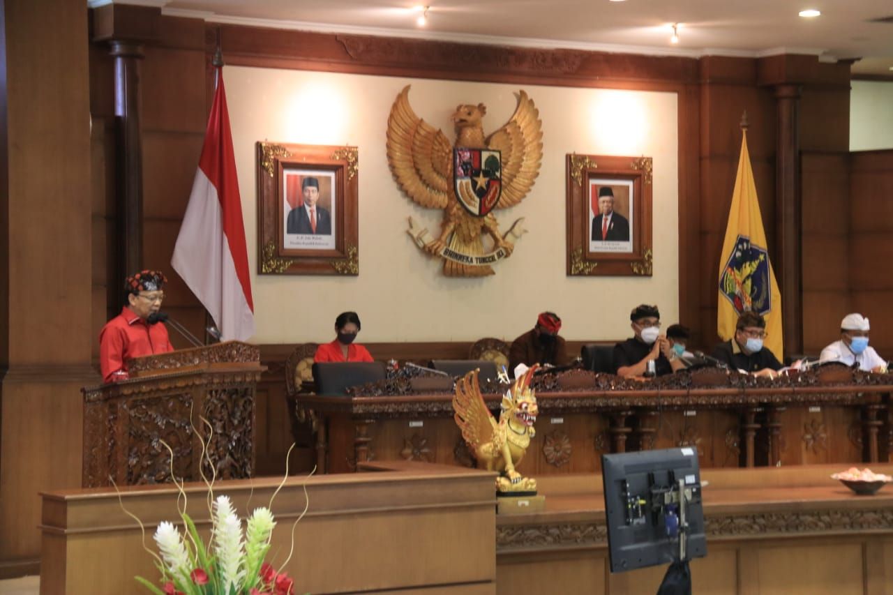 podiumnews.com-Gubernur Bali Sampaikan Jawaban Pandangan Umum Fraksi  Terkait Raperda APBD 2021